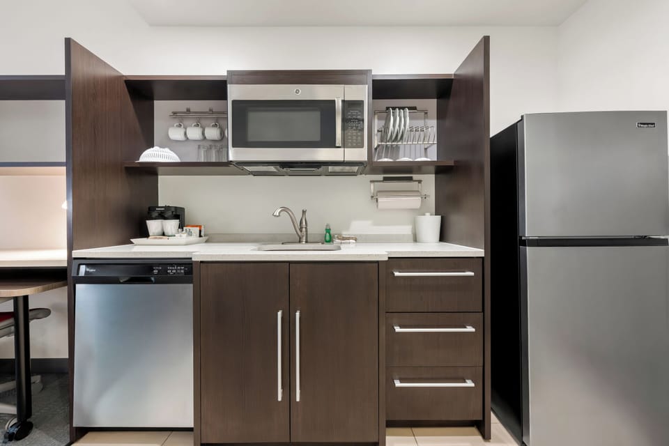 Coffee/tea maker, full-size fridge, microwave, dishwasher