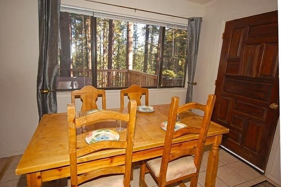 House, 4 Bedrooms | Dining