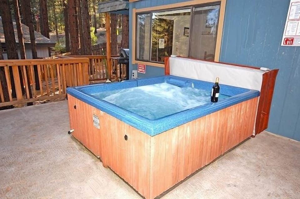 House, 4 Bedrooms | Outdoor spa tub