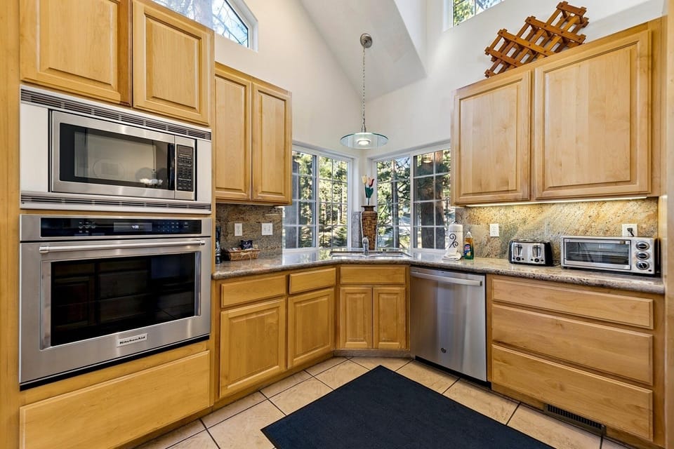 House, 4 Bedrooms | Private kitchen | Mini-fridge, microwave, oven, stovetop