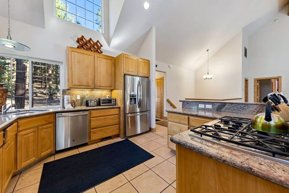 House, 4 Bedrooms | Private kitchen | Mini-fridge, microwave, oven, stovetop