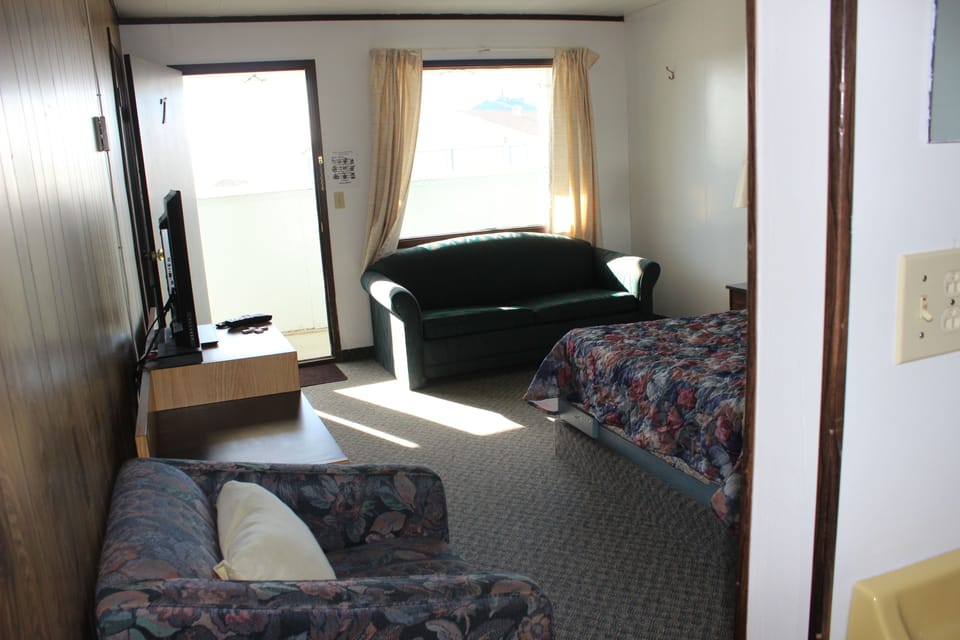 Standard Double Room, 2 Queen Beds, Non Smoking | Living room | 36-inch flat-screen TV with digital channels, TV, Netflix