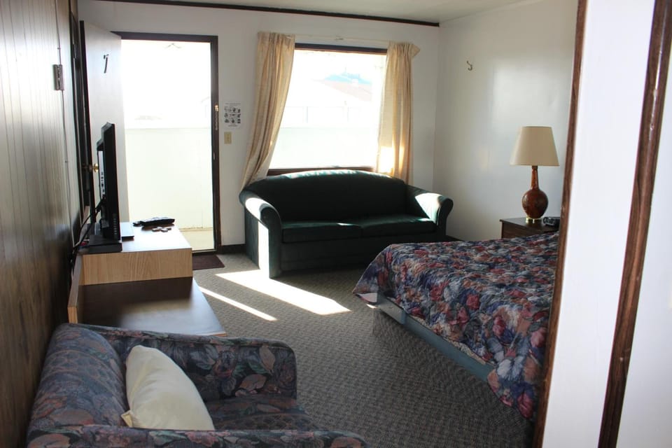 Premium bedding, soundproofing, WiFi (free), bed sheets