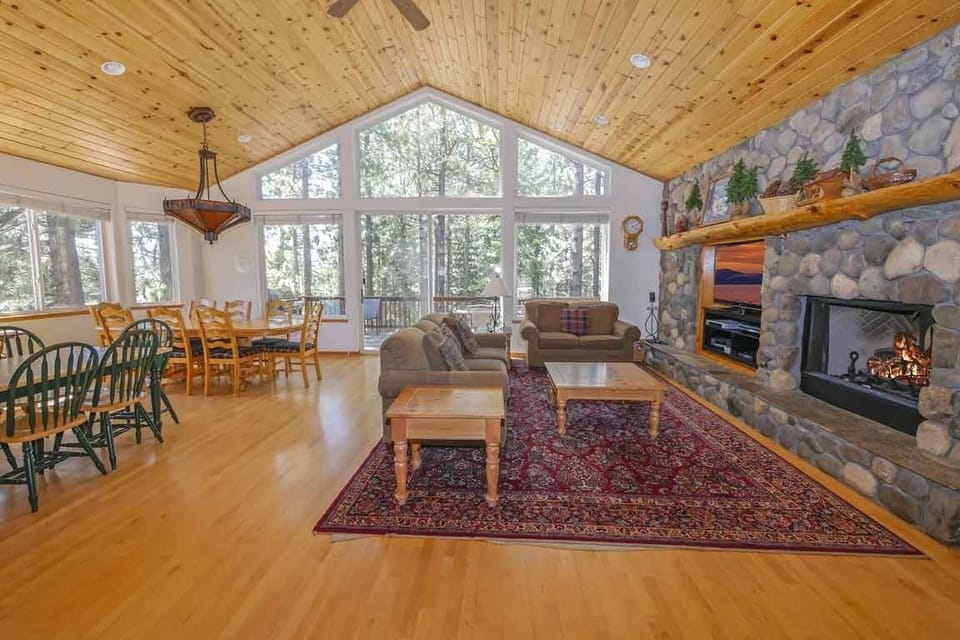 House, 6 Bedrooms | Living room | Flat-screen TV, DVD player