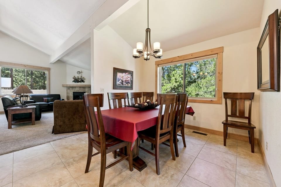 House, 4 Bedrooms | Dining