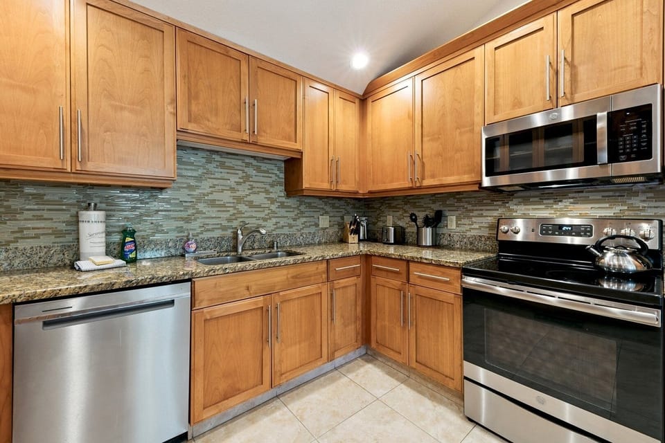 House, 4 Bedrooms | Private kitchen | Coffee/tea maker, full-size fridge, microwave, oven