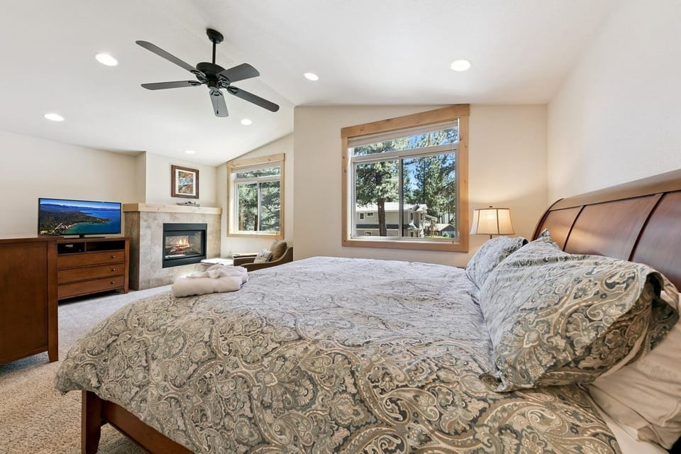 2806 Springwood Drive 4 Bedroom Home by RedAwning Cabin in South Lake Tahoe