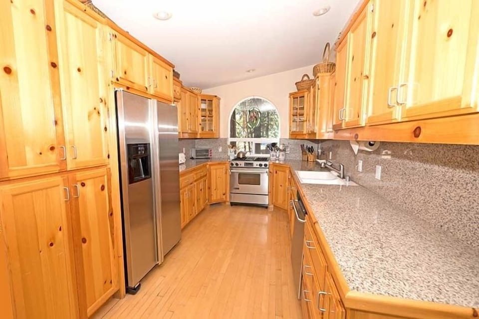 House, 3 Bedrooms | Private kitchen | Full-size fridge, microwave, oven, stovetop