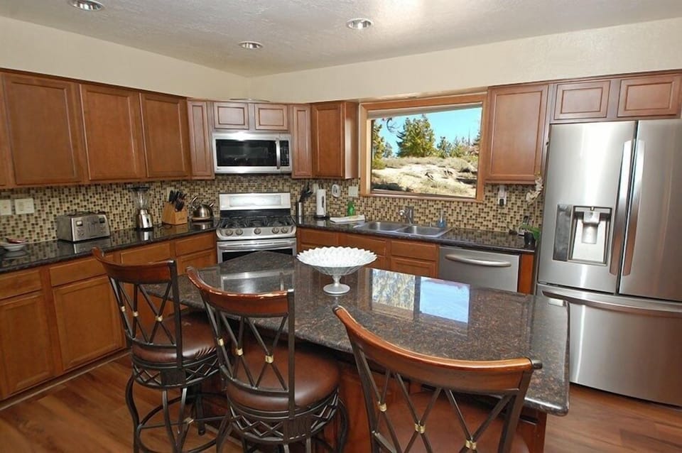 House, 3 Bedrooms | Private kitchen | Full-size fridge, microwave, oven, stovetop