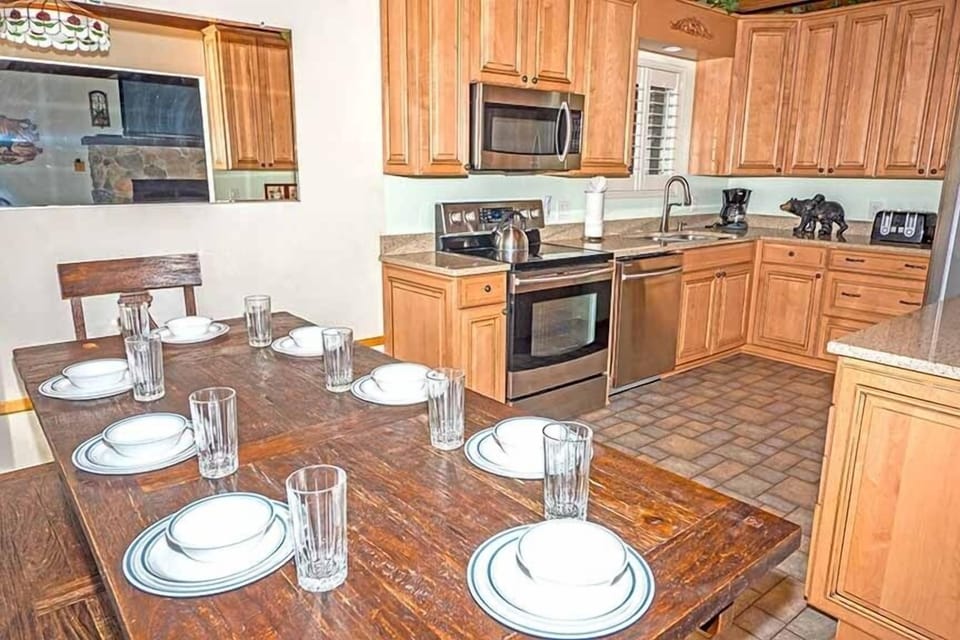 Cabin, 3 Bedrooms | Private kitchen | Full-size fridge, microwave, oven, stovetop