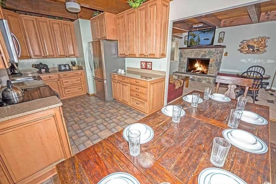 Cabin, 3 Bedrooms | Private kitchen | Full-size fridge, microwave, oven, stovetop