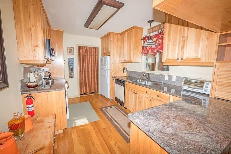 Cabin, 3 Bedrooms | Private kitchen | Full-size fridge, microwave, oven, stovetop