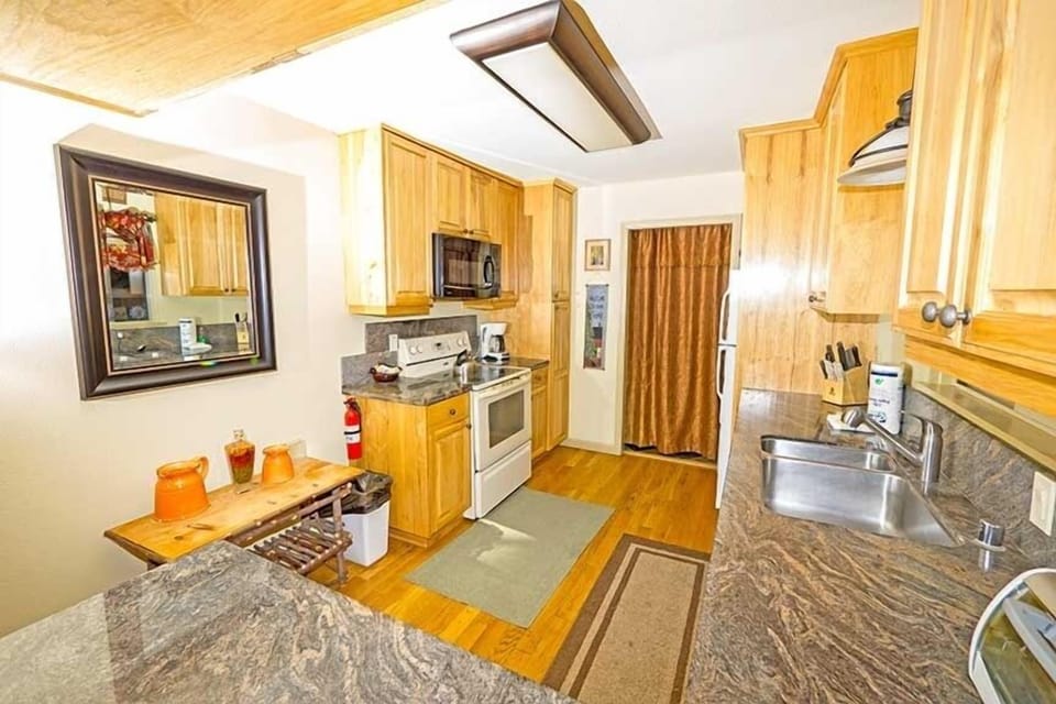 Cabin, 3 Bedrooms | Private kitchen | Full-size fridge, microwave, oven, stovetop