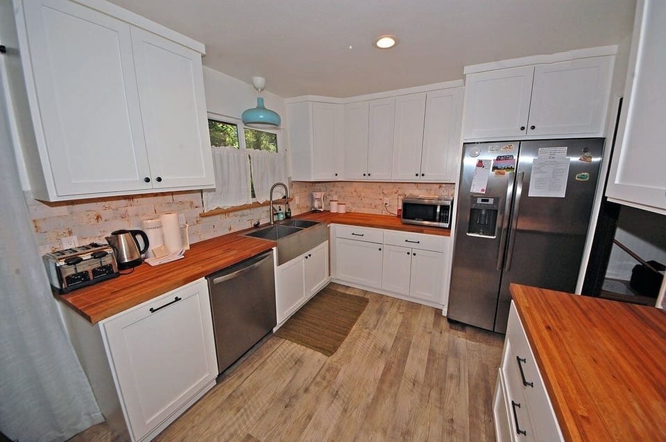House, 4 Bedrooms | Private kitchen | Full-size fridge, microwave, oven, stovetop