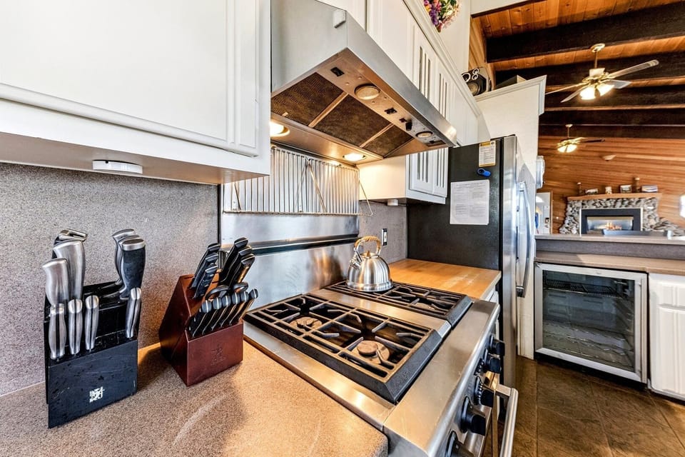 House, 5 Bedrooms | Private kitchen | Coffee/tea maker, full-size fridge, microwave, oven