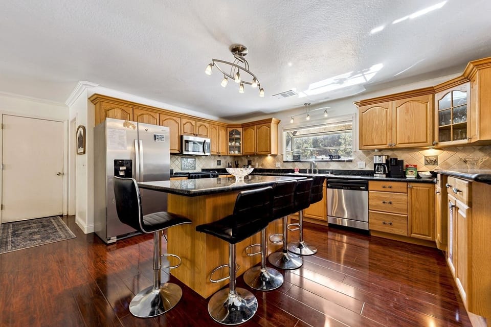House, 5 Bedrooms | Private kitchen | Full-size fridge, microwave, oven, stovetop