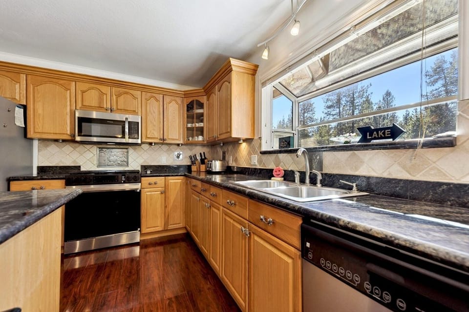 House, 5 Bedrooms | Private kitchen | Full-size fridge, microwave, oven, stovetop