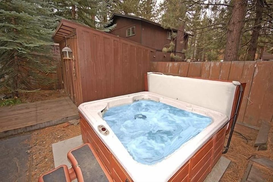 House, 3 Bedrooms | Outdoor spa tub
