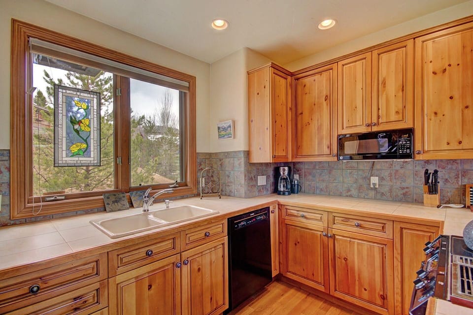Townhome, 3 Bedrooms | Private kitchen | Full-size fridge, microwave, oven, stovetop