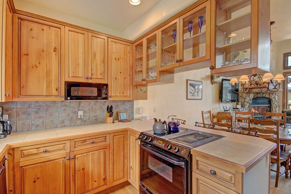 Townhome, 3 Bedrooms | Private kitchen | Full-size fridge, microwave, oven, stovetop