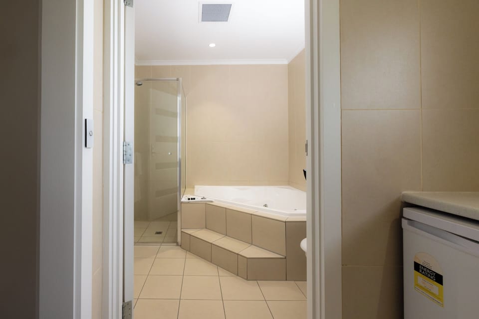 Premier King Spa  | Bathroom | Shower, free toiletries, hair dryer, towels