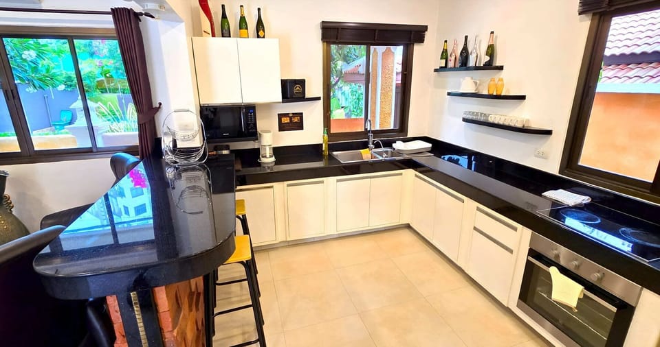 Full-size fridge, microwave, oven, stovetop
