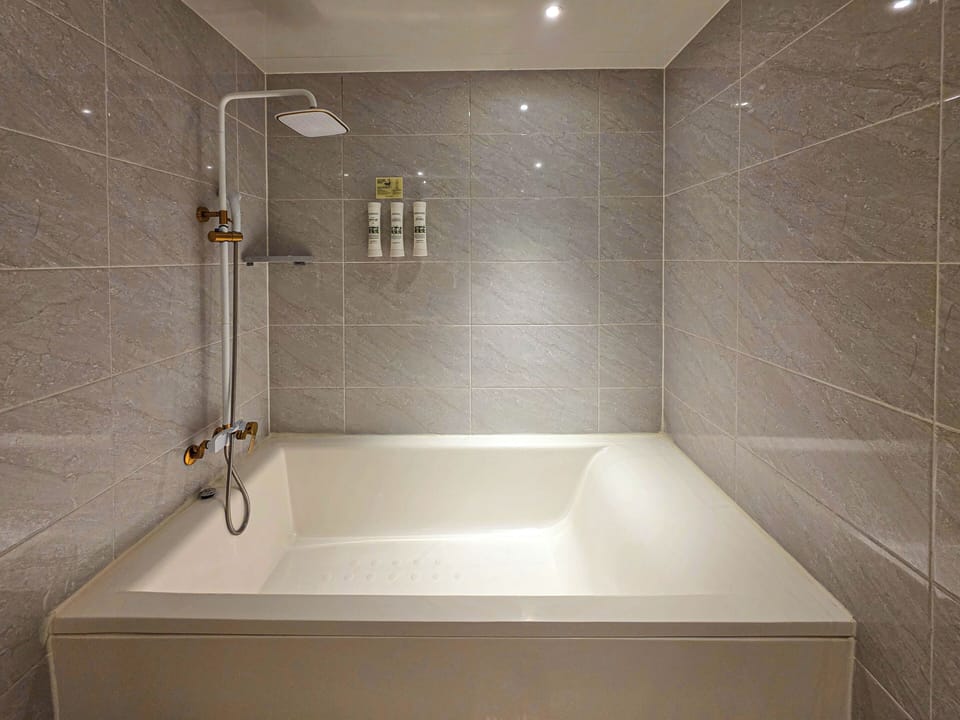 Family Suite | Bathroom | Hair dryer, bathrobes, slippers, bidet