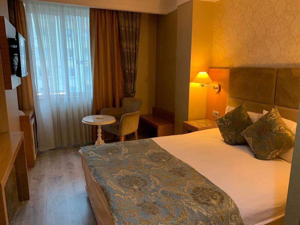 Double Room | Minibar, in-room safe, desk, soundproofing