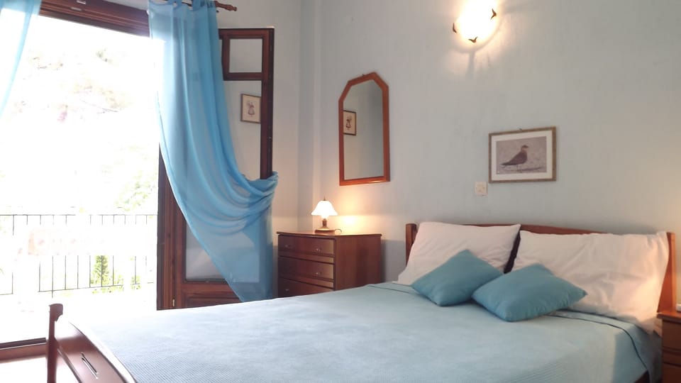Apartment, 1 Bedroom | Hypo-allergenic bedding, desk, iron/ironing board