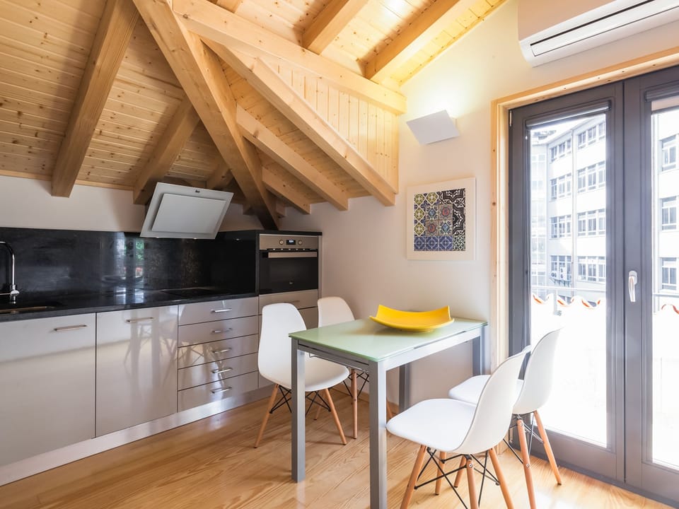 Superior Apartment (InSitu Trindade - Loft 3rd floor) | Private kitchenette | Fridge, microwave, oven, stovetop