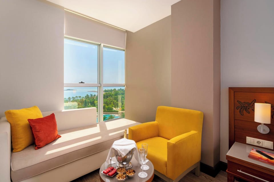 Junior Suite, Sea View | Premium bedding, minibar, in-room safe, desk
