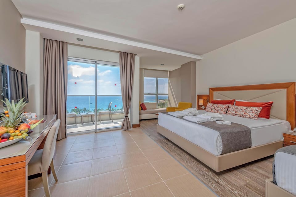 Junior Suite, Sea View | Premium bedding, minibar, in-room safe, desk