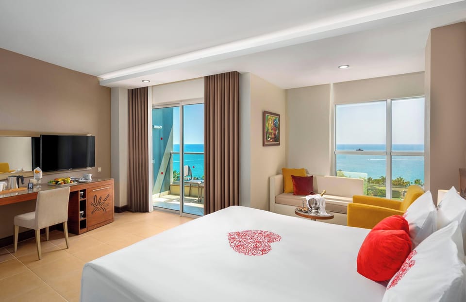 Junior Suite, Sea View | Premium bedding, minibar, in-room safe, desk