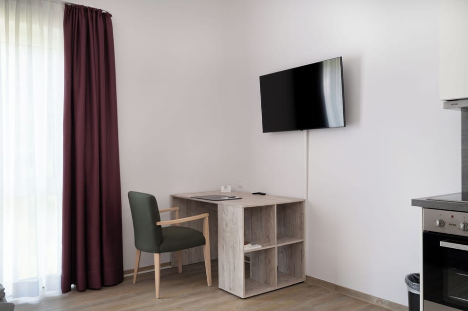 Studio | Hypo-allergenic bedding, desk, blackout drapes, free WiFi