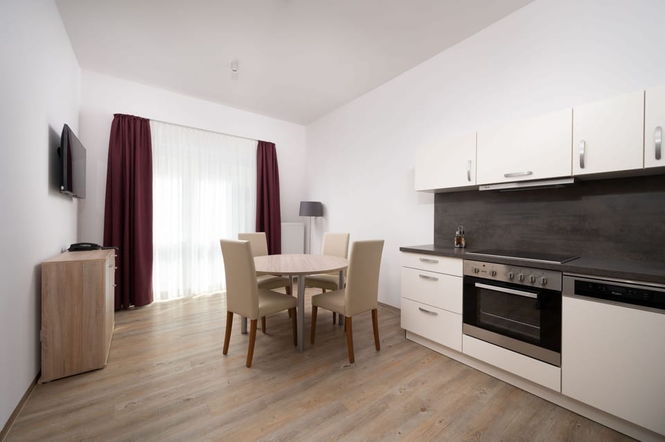 Apartment | Hypo-allergenic bedding, desk, blackout drapes, free WiFi