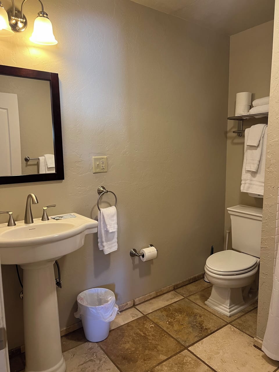 King Room | Bathroom | Shower, free toiletries, hair dryer, towels