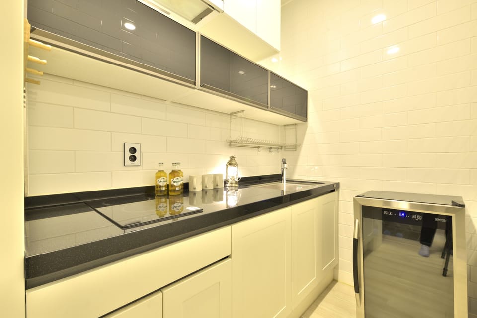 Deluxe Triple Room, 1 Bedroom, City View, Courtyard Area | Private kitchen | Fridge, microwave