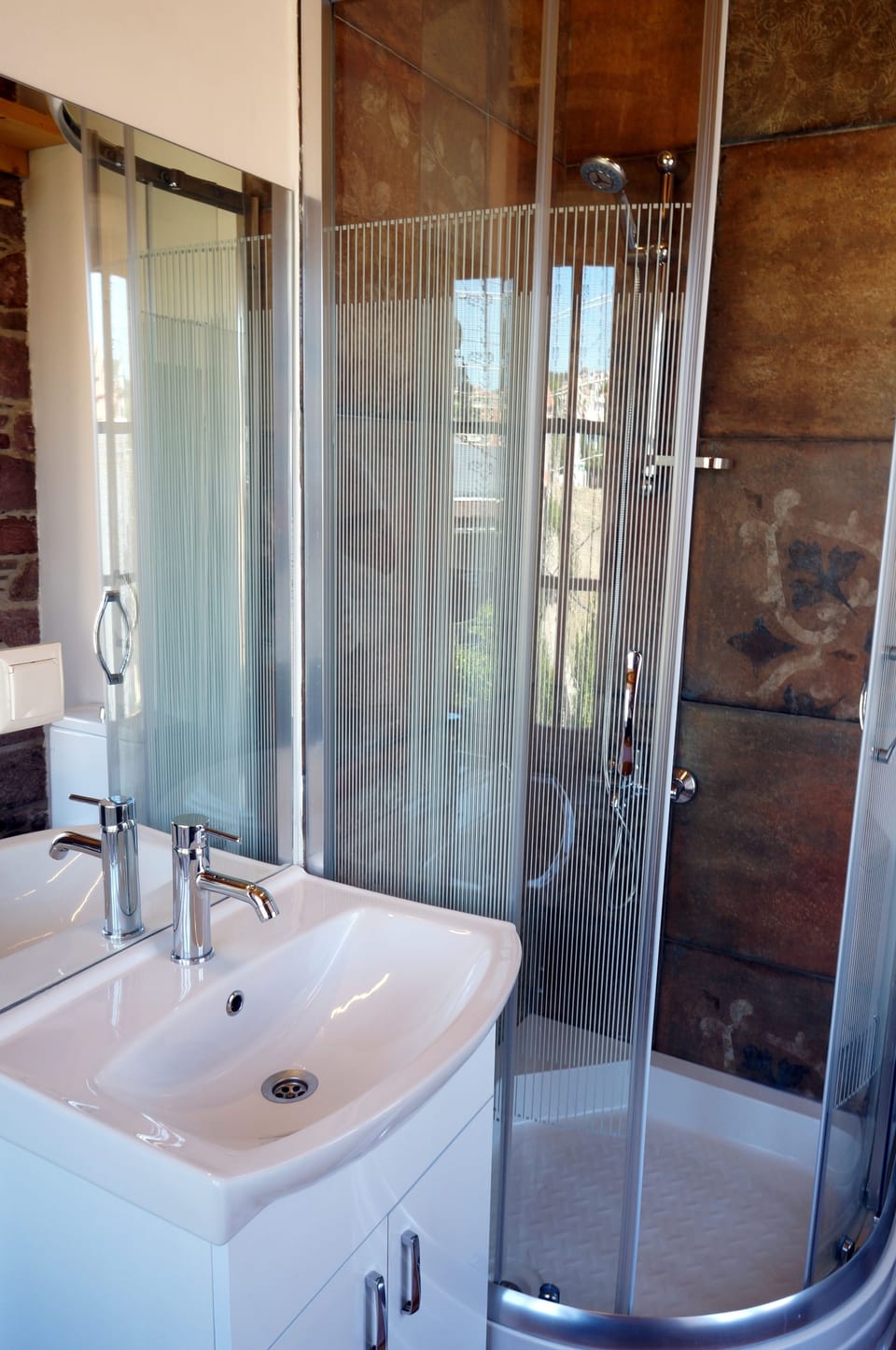Deluxe Triple Room | Bathroom | Shower, free toiletries, hair dryer, slippers