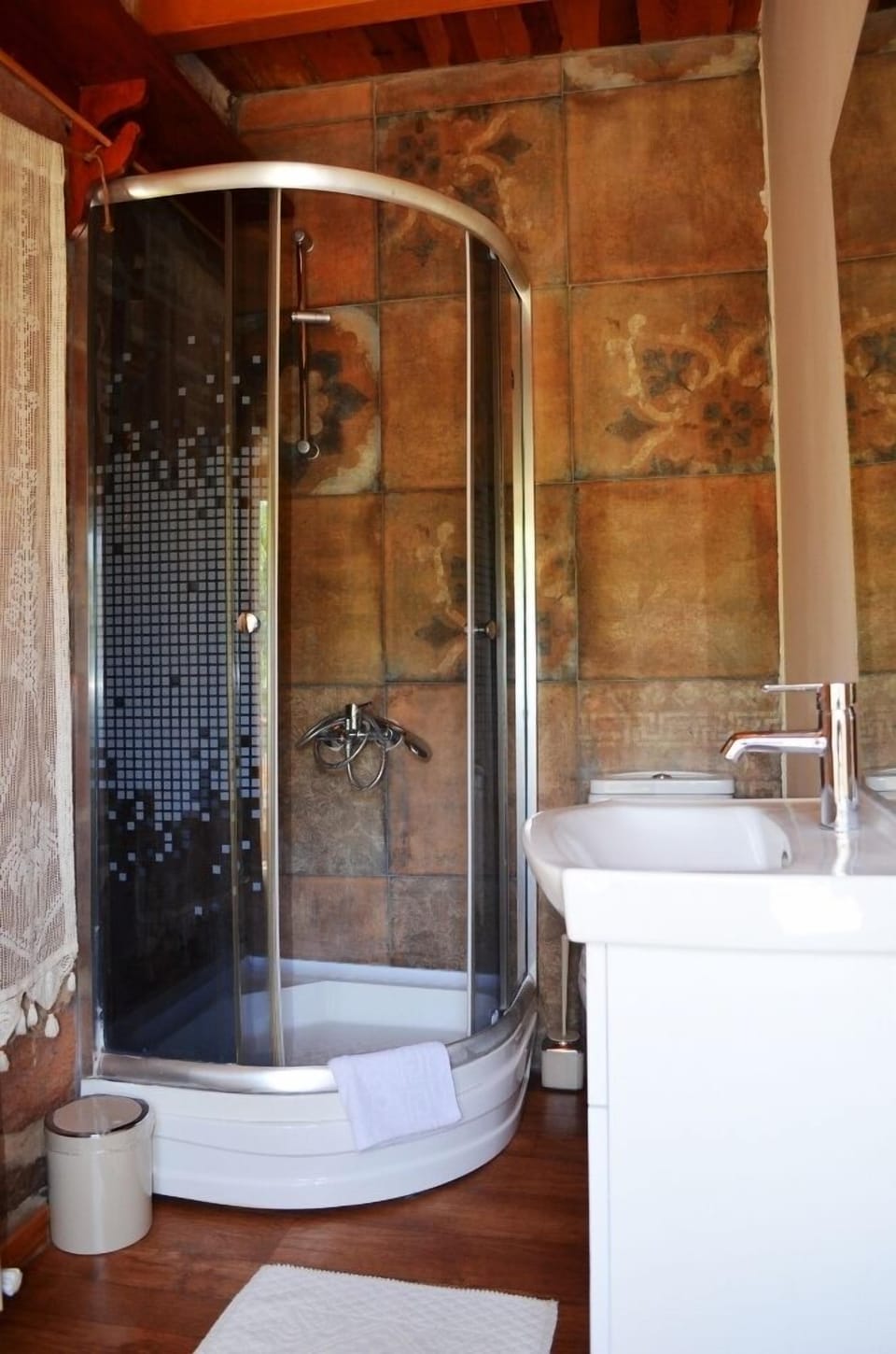 Queen Room | Bathroom | Shower, free toiletries, hair dryer, slippers
