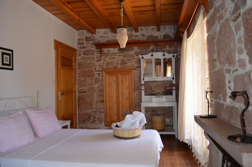 Queen Room | Premium bedding, desk, soundproofing, iron/ironing board