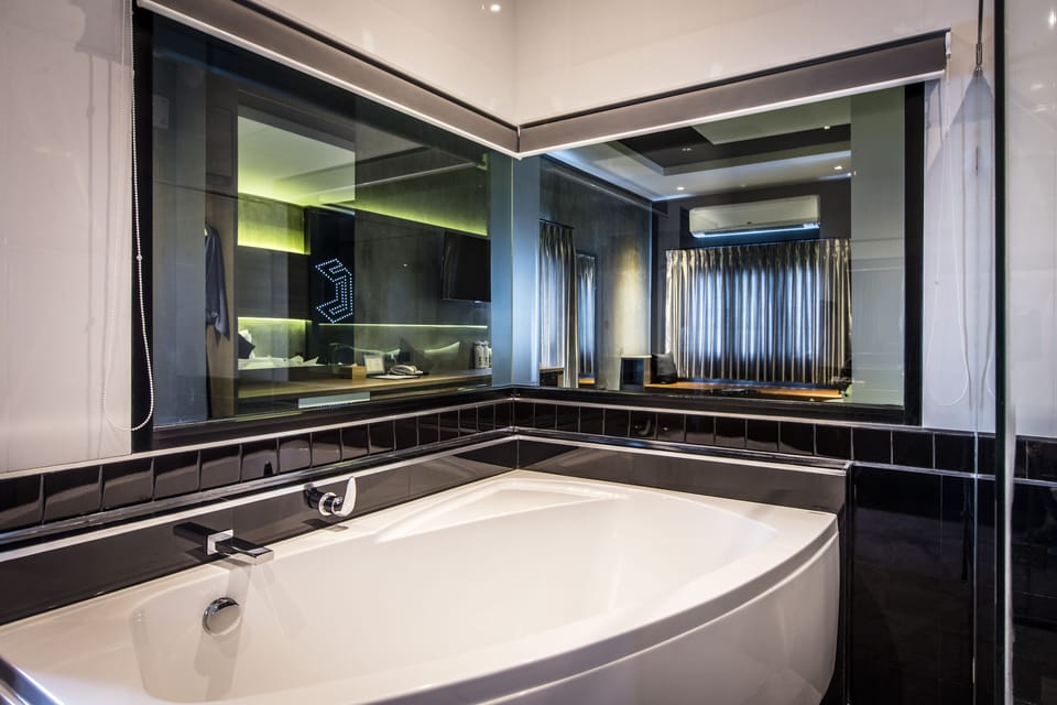Epic Suite | Minibar, in-room safe, desk, blackout drapes