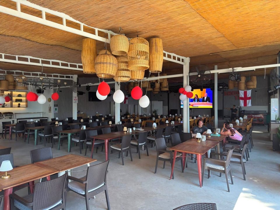 2 restaurants; breakfast, lunch, and dinner served