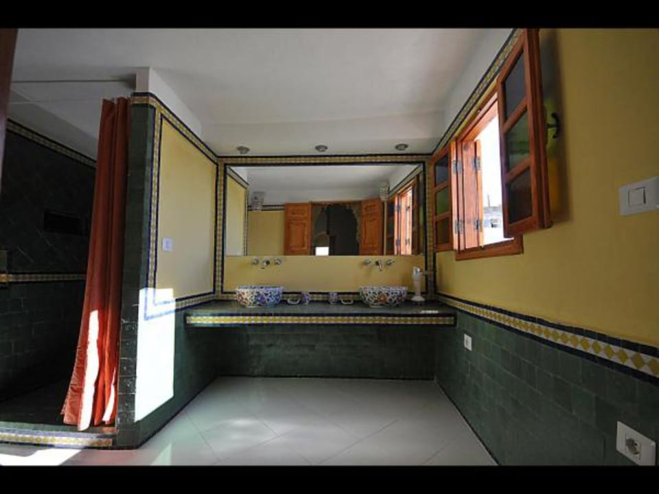Suite (Zafran) | Bathroom | Shower, free toiletries, hair dryer, bathrobes