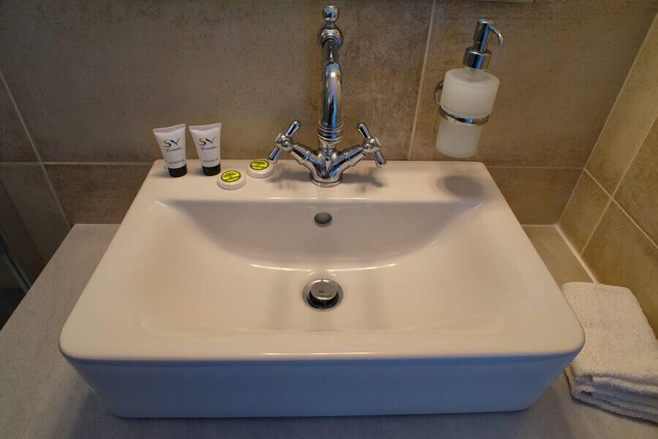 Bathroom sink