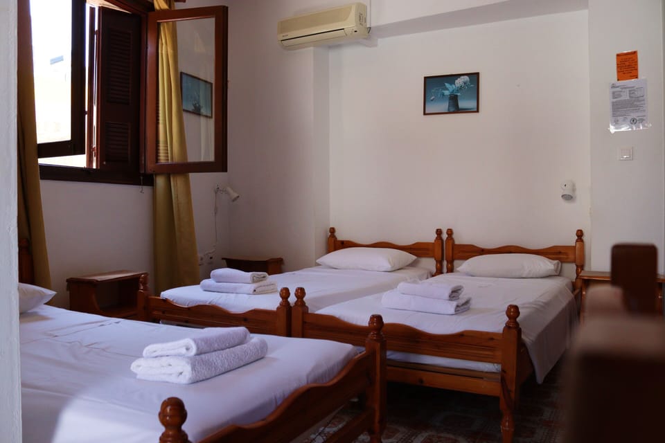 Basic Triple Room | Iron/ironing board, free WiFi, bed sheets