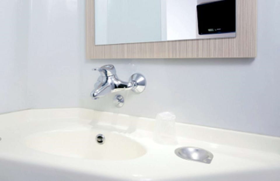 Shower, eco-friendly toiletries, towels