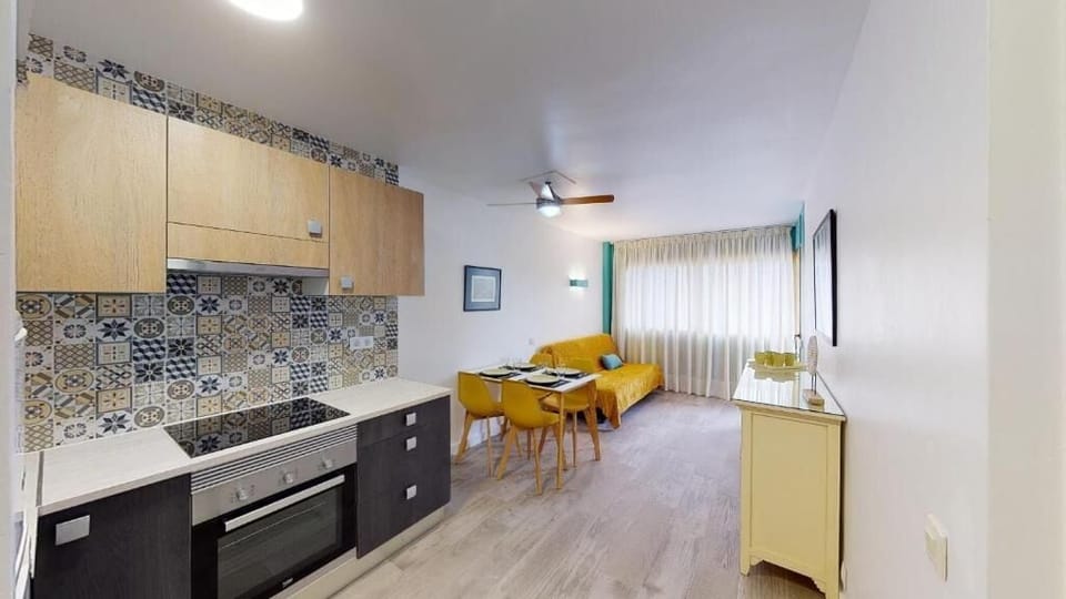 PREMIUM TWIN APARTMENT | Living area | 32-inch Smart TV with satellite channels
