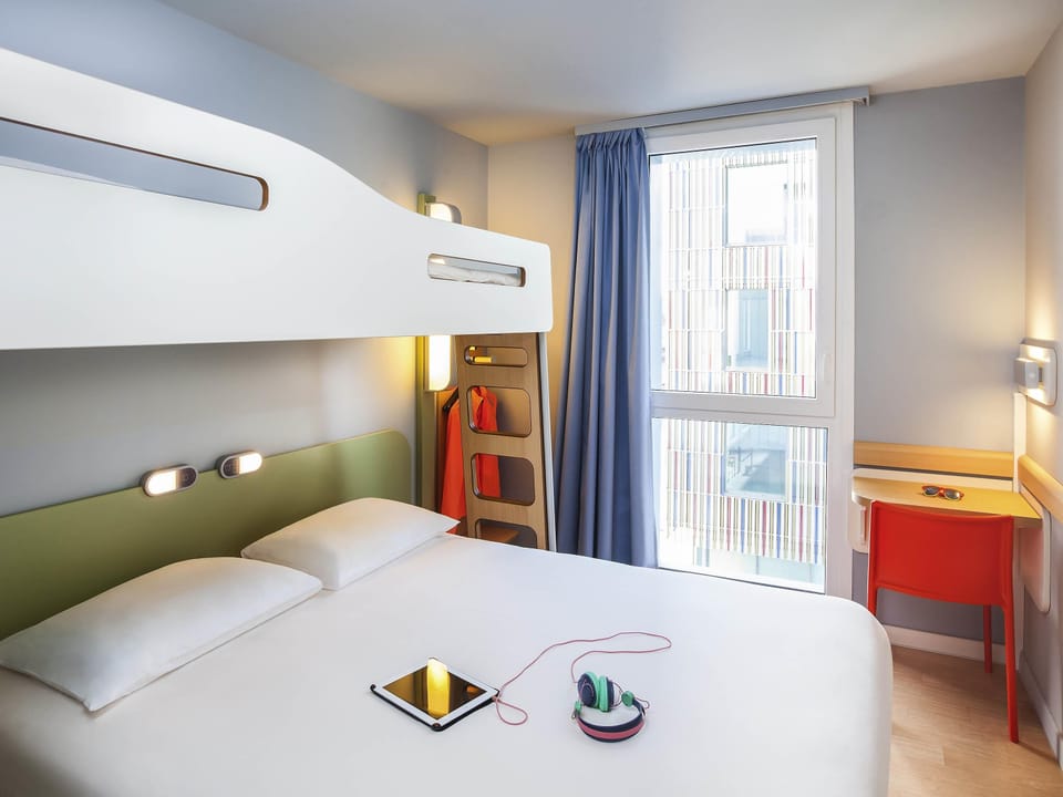 Triple Room, Multiple Beds | Desk, soundproofing, free cribs/infant beds, free WiFi