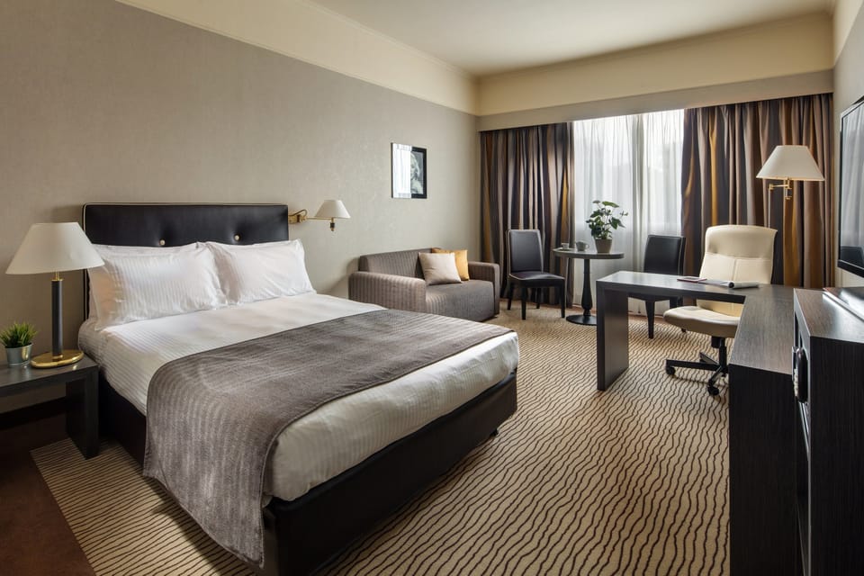 Premium Room, 1 Queen Bed | Hypo-allergenic bedding, minibar, desk, laptop workspace