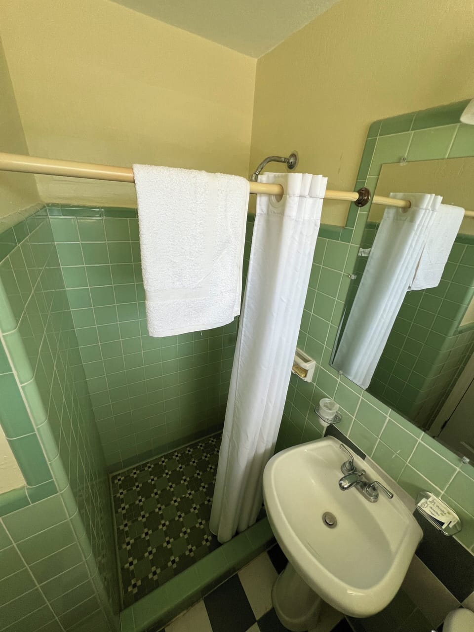 Standard Room, 1 King Bed | Bathroom | Shower, towels, soap, shampoo